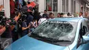 Sebuah taksi mengalami kerusakan usai diamuk massa di kawasan Kuningan, Jakarta, Selasa (22/3). Aksi anarkis ini adalah buntut dari demo yang dilakukan sejumlah sopir taksi. (Liputan6.com/Helmi Afandi)