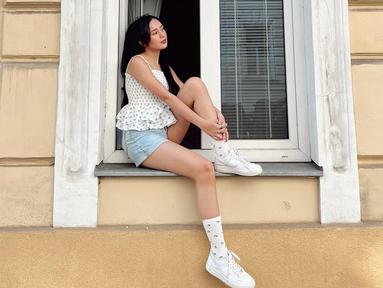 Usai berhasil lulus dari Jakarta Internayional College, Beby Tsabina diketahui memilih untuk berlibur. Ia pun memutuskan untuk berlibur di Austria bersama sang sahabat, Casandra Lee. (Liputan6.com/IG/@bebytsabina)