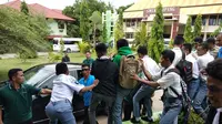 Ketika Murid dan Guru Berebut Kaus dari Jokowi