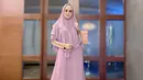 Wanita 42 tahun ini sering memadukan gamis dan hijab yang digunakan dengan warna senada. Bahkan, penampilan syarinya ini juga curi perhatian netizen. (Liputan6.com/IG/@mulanjameela1)