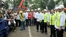 Menteri BUMN Rini Soemarno, Menteri PUPR Basuki Hadimuljono saat meresmikan pembangunan proyek rumah susun dengan konsep Transit Oriented Development (TOD) di Stasiun Tanjung Barat, Jakarta, Selasa (15/8). (Liputan6.com/Yoppy Renato)