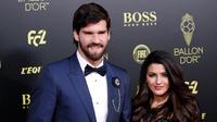 Kiper Liverpool Alisson Becker berpose bersama istrinya Natalia Loewe saat menghadiri malam penghargaan Ballon d'Or 2019 di Chatelet Theatre, Paris, Prancis, Senin (2/12/2019). Alisson  diakui sebagai kiper pria terbaik di dunia oleh France Football Magazine. (AP Photo/Francois Mori)