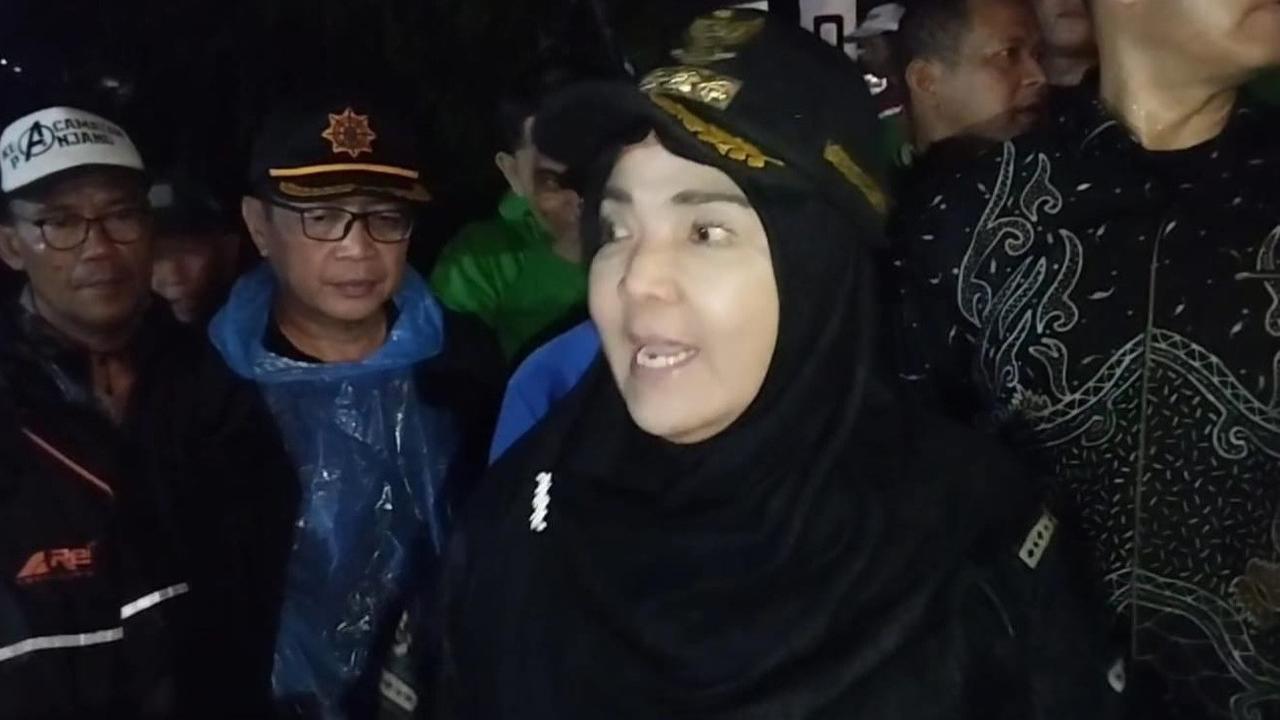 Walikota Bandar Lampung, Eva Dwiana mendatangi warga terdampak banjir setelah tujuh hari bencana banjir melanda kota setempat. Foto : (Istimewa).