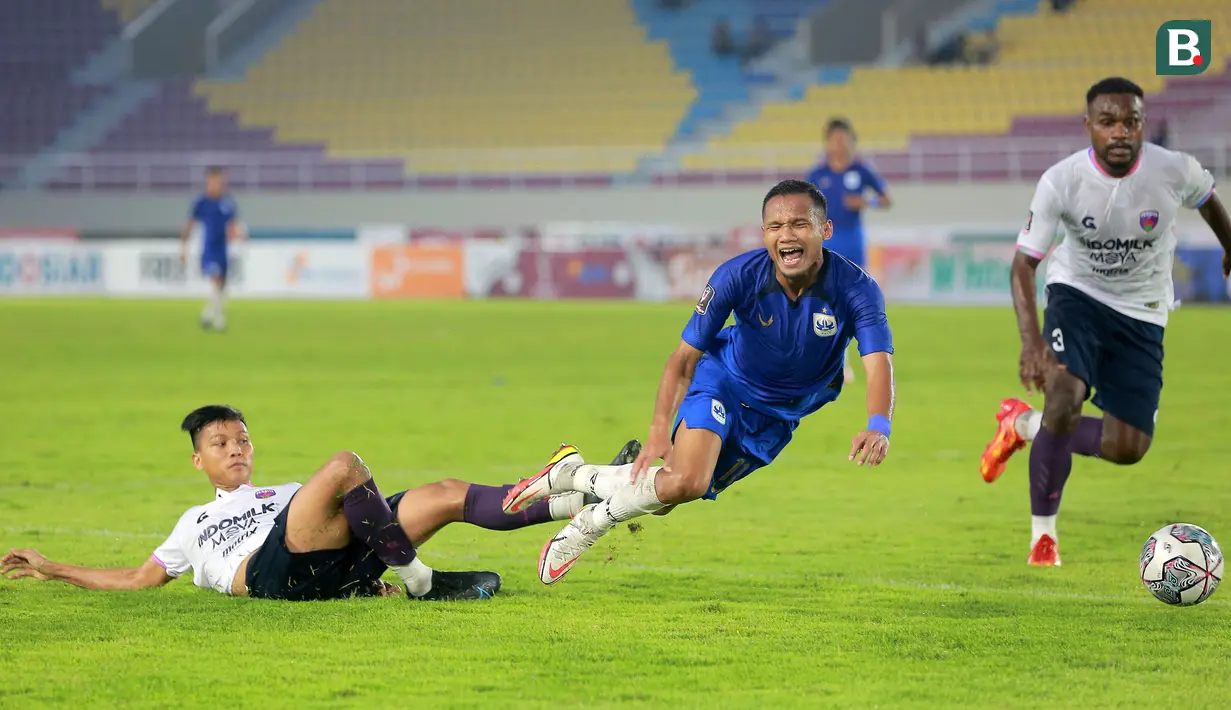 Pemain PSIS Semarang, Oktafianus Fernando (tengah) dilanggar oleh pemain Persita Tangerang, Arif Setiawan (kiri) dalam lanjutan pertandingan babak penyisihan Grup A Piala Presiden 2022 antara PSIS Semarang menghadapi Persita Tengerang di Stadion Manahan, Solo, Jawa Tengah, Senin (13/6/2022). (Bola.com/Arief Bagus)