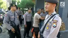 Personel Kepolisian menjaga ketat Mapolres Ponoro, semua warga yang masuk ke Mapolres digeledah barang bawaannya