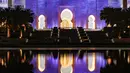 Masjid terbesar di negara ini menjadi tempat ibadah utama untuk sholat harian, baik bagi warga setempat maupun turis yang singgah beberapa saat. (Photo by Karim SAHIB / AFP)