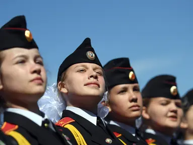 Tentara wanita Rusia saat mengikuti latihan parade militer Hari Kemenangan di Moskow, Rusia, (7/5). Rusia akan merayakan ulang tahun ke-72 dari kemenangan atas Nazi Jerman di pada 9 Mei 1945. (AFP Photo/ Kirill Kudryavtsev)