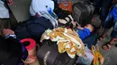 Seorang anak terlihat berbaring di aats tumpukan tas besar di Stasiun Senen, Jakarta, Jumat (18/7/14). (Liputan6.com/Johan Tallo)