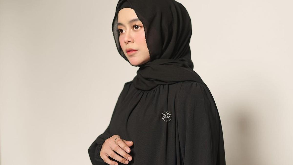 FOTO: Gaya Lesty Kejora dengan Outfit Serba Hitam, Tampil Memesona