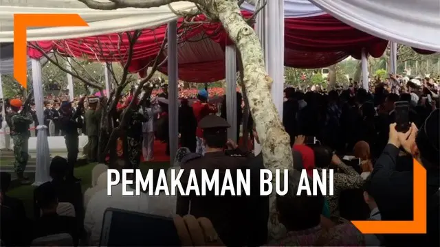 Jenazah Ani Yudhoyono dikebumikan di TMP Kalibata, Jakarta Selatan. Suasana pemakaman berlangsung dalam prosesi militer, dan dipimpin oleh Presiden Joko Widodo.