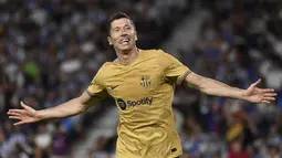 Pemain depan Barcelona Robert Lewandowski merayakan gol ktiga timnya yang dicetak ke gawang Real Sociedad dalam lanjutan LaLiga 2022/2023 di Reale Seguros Stadium, San Sebastian, Sein (22/8/2022) dini hari WIB. Barcelona mempermalukan tuan rumah Real Sociedad 4-1 berkat dua gol penyerang anyar Robert Lewandowski. (Photo by Ander GILLENEA / AFP)