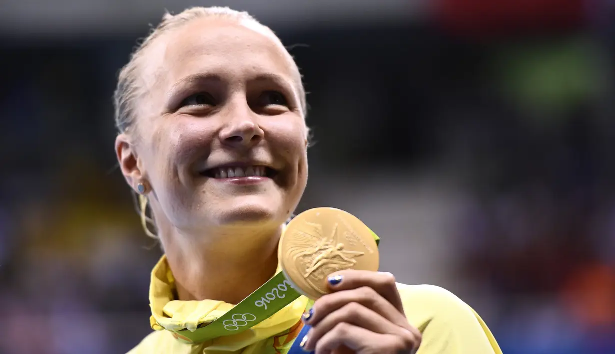 Perenang Swedia Sarah Sjostrom berpose di podium dengan medali emas renang nomor 100 meter gaya kupu-kupu yang diraihnya pada Olimpiade 2016 di Rio de Janeiro, Minggu (7/8). Sjostrom memecahkan rekor dunianya atas namanya sendiri (AFP PHOTO/Martin BUREAU)