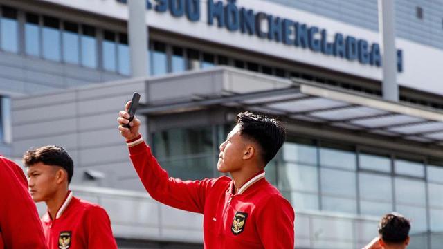 Skuad Timnas Indonesia U-17 berfoto bersama di depan kandang Borussia Monchengladbach, Borussia Park.