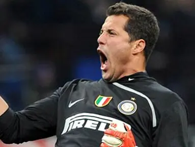 Inter Milan's goalkeeper Julio Cesar celebrates as Inter Milan's midfielder Sulley Ali Muntari scores against Juventus during their Italian Serie A football match on November 22, 2008 at San Siro Stadium in Milan. AFP PHOTO / ALBERTO PIZZOLI 