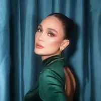 Lihat di sini pesona Luna Maya dipulas soft glam makeup di gala premiere film "Gundik".