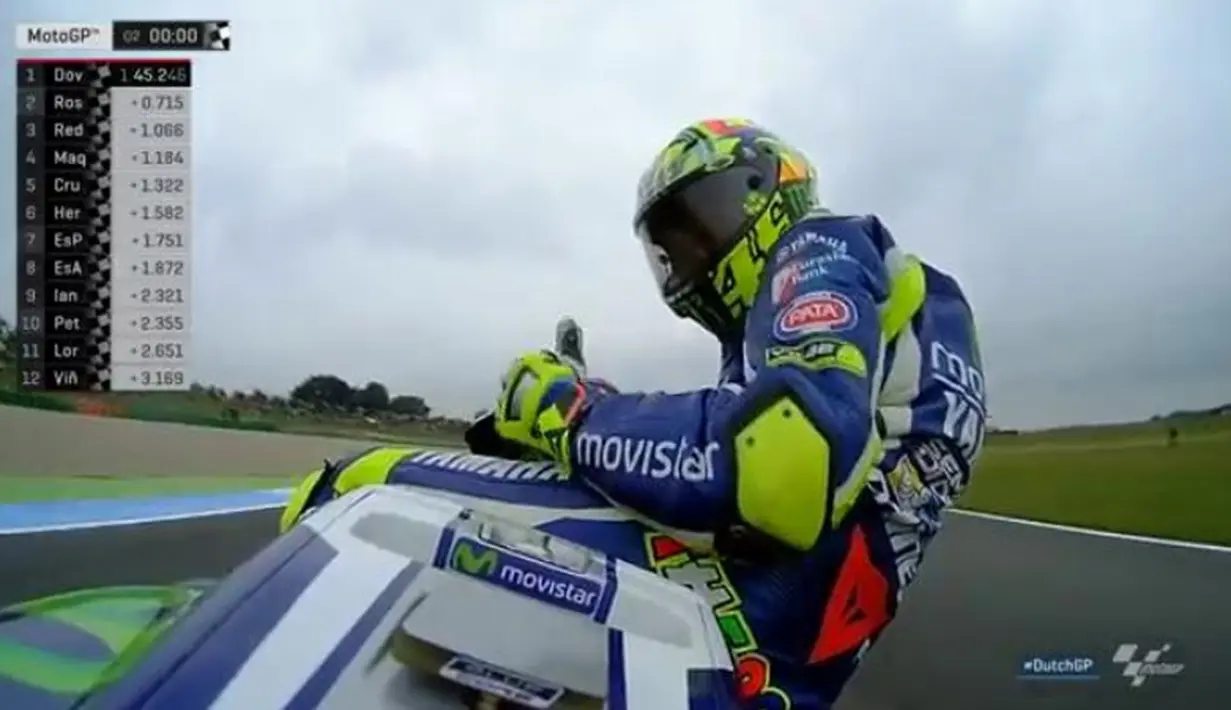 Pebalap Movistar Yamaha, Valentino Rossi, akan start kedua MotoGP Assen. Rossi terpaut 0,715 detik lebih lambat dari pebalap Ducati, Andrea Dovizioso. (Bola.com/Twitter/MotoGP)