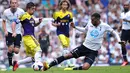Etienne Capoue menghadang laju bola Pablo Hernandez pada pertandingan Liga Inggris antara Tottenham Hotspur melawan Swansea City di Stadion White Hart Lane, London Minggu 25 Agustus 2013. (AFP/Carl Court)