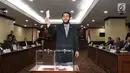 Hakim Konstitusi Anwar Usman menunjukkan surat suara saat pemilihan Ketua Mahkamah Konstitusi (MK) di Jakarta, Senin (2/3). Anwar Usman terpilih sebagai Ketua MK periode 2018-2020. (Liputan6.com/Angga Yuniar)