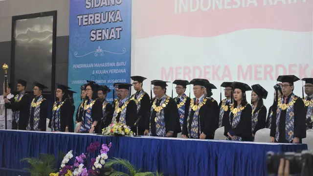 Jajaran Senat UMN dalam Sidang Terbuka Senat Penerimaan Mahasiswa Baru dan Kuliah Perdana untuk menyambut Mahasiswa Baru UMN 2023 pada Jumat (25/8/2023)