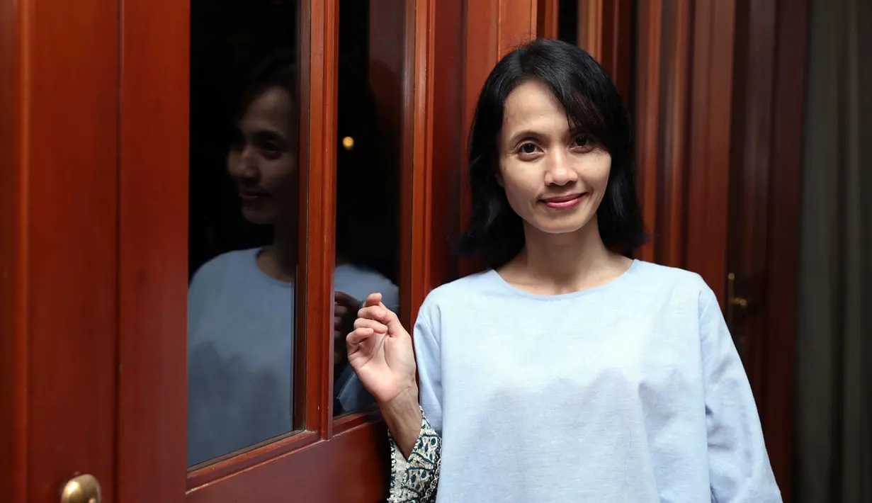 Di BBM Live Chat, Santi berinteraksi dengan para penggemarnya selama satu jam mulai dari pukul 18.00 sampai 19.00 WIB, pada Jumat (10/2/2017). Tidak hanya bertemu fans, Santi mengaku bisa  bertemu kawan lama. (Deki Prayoga/Bintang.com)