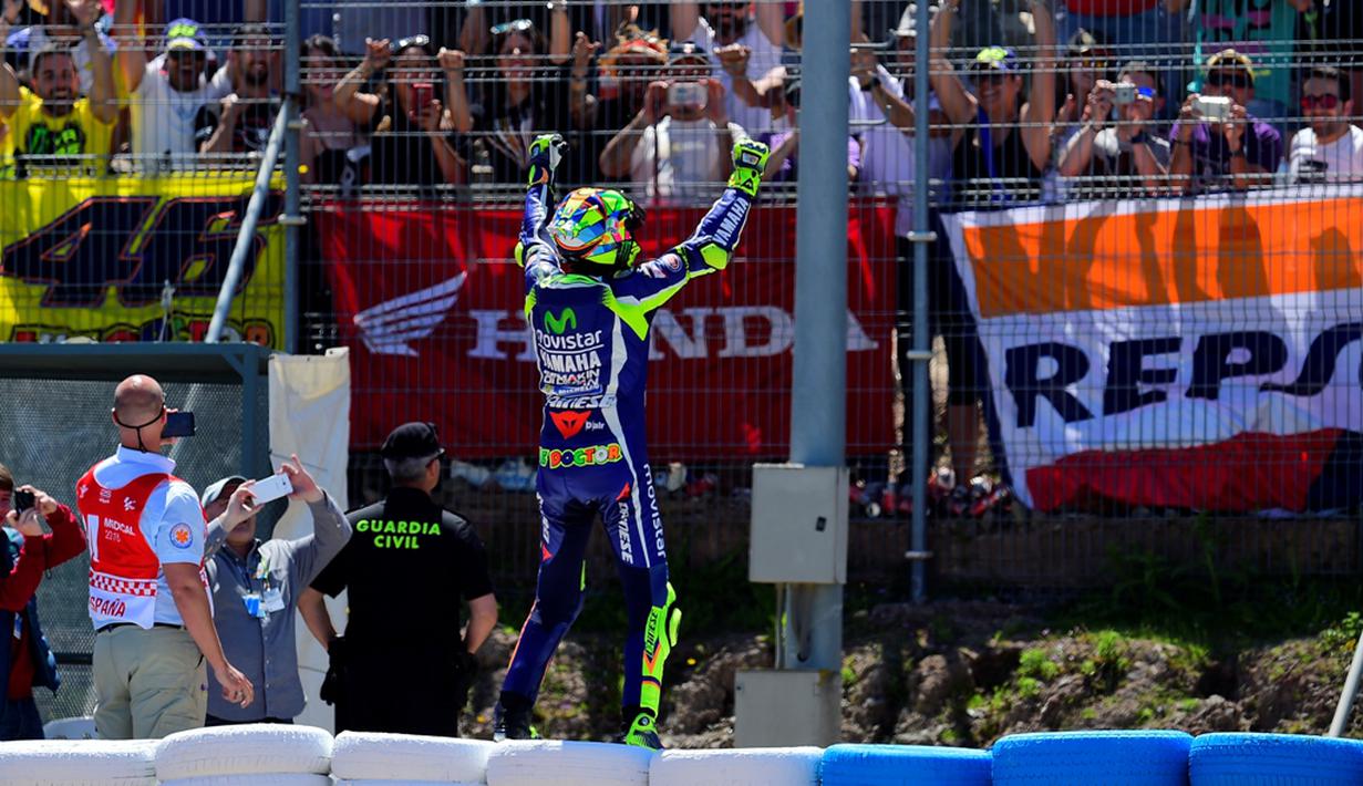Valentino Rossi merayakan kemenangan di depan pendukungnya yang hadir di balapan MotoGP Jerez di Sirkuit Jerez, Spanyol, Minggu (24/4/2016). (AFP/Cristina Quicler)
