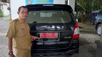 Kabid Budidaya Dinas Kelautan dan Perikanan Provinsi Sulsel, Hardi Haris dan mobil dinasnya (Liputan6.com/Fauzan)