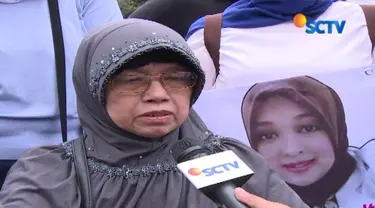 Bersama relawan, ibunda dr Letty mengikuti gelar aksi peduli dokter Letty di Jalan Sudirman demi menuntut hukuman seadilnya bagi pelaku.