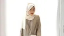 <p>Untuk outfit lebaran, bisa pilih gamis warna nude yang dipadukan dengan hijab pashmina warna putih tulang seperti look influencer Shirin Al-Athrus ini (Instagram/shireeenz).</p>