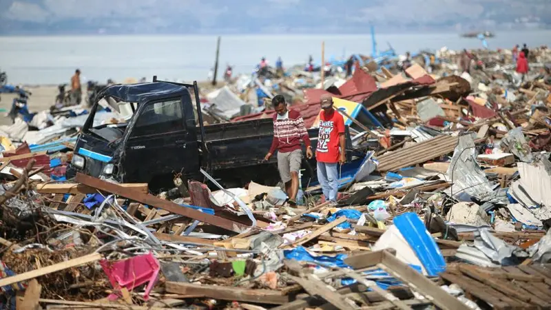 Warga mengais rongsokan sisa-sisa gempa dan tsunami Palu.