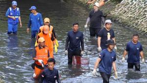 Pemerintah Kota (Pemkot) Administrasi Jakarta Pusat berkolaborasi dengan Dinas Ketahanan Pangan, Kelautan, dan Pertanian (KPKP) Provinsi DKI Jakarta melakukan kerja bakti penangkapan ikan sapu-sapu di kali Cideng, depan Plaza Indonesia Kelurahan Gondangdia, Kecamatan Menteng, Jumat (10/4/2026) (Istimewa)