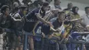 Sejumlah bobotoh melakukan aksi protes kepada pemain PSM Makassar saat laga lanjutan Liga 1 di Stadion GBLA, Bandung, Rabu, (5/7/2017). (Bola.com/M Iqbal Ichsan)
