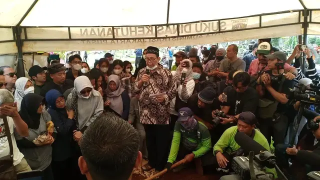 Jenazah Aminah Cendrakasih dimakamkan di TPU Karet Bivak (Liputan6.com - M. Altaf Jauhar)