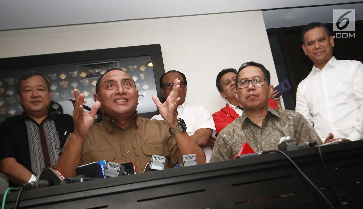 Ketua Umum PSSI Edy Rahmayadi dan Wakil Ketua Joko Driyono saat jumpa pers terkait meninggalnya suporter Persija, Haringga Sirila, di Jakarta, Selasa (25/9). PSSI secara resmi menghentikan sementara waktu Liga 1 2018. (Liputan6.com/Herman Zakharia)
