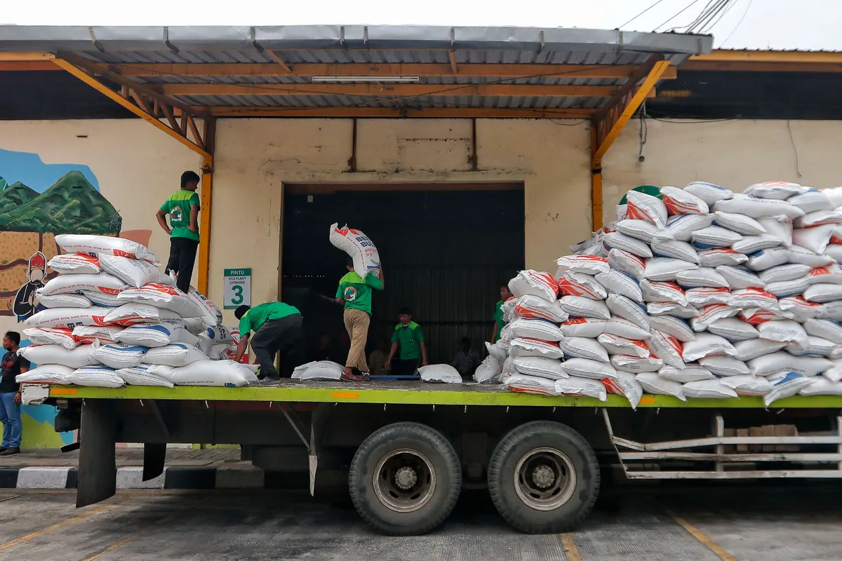 Bulog Gelontorkan 30 Ribu Ton Beras di Pasar Induk Cipinang