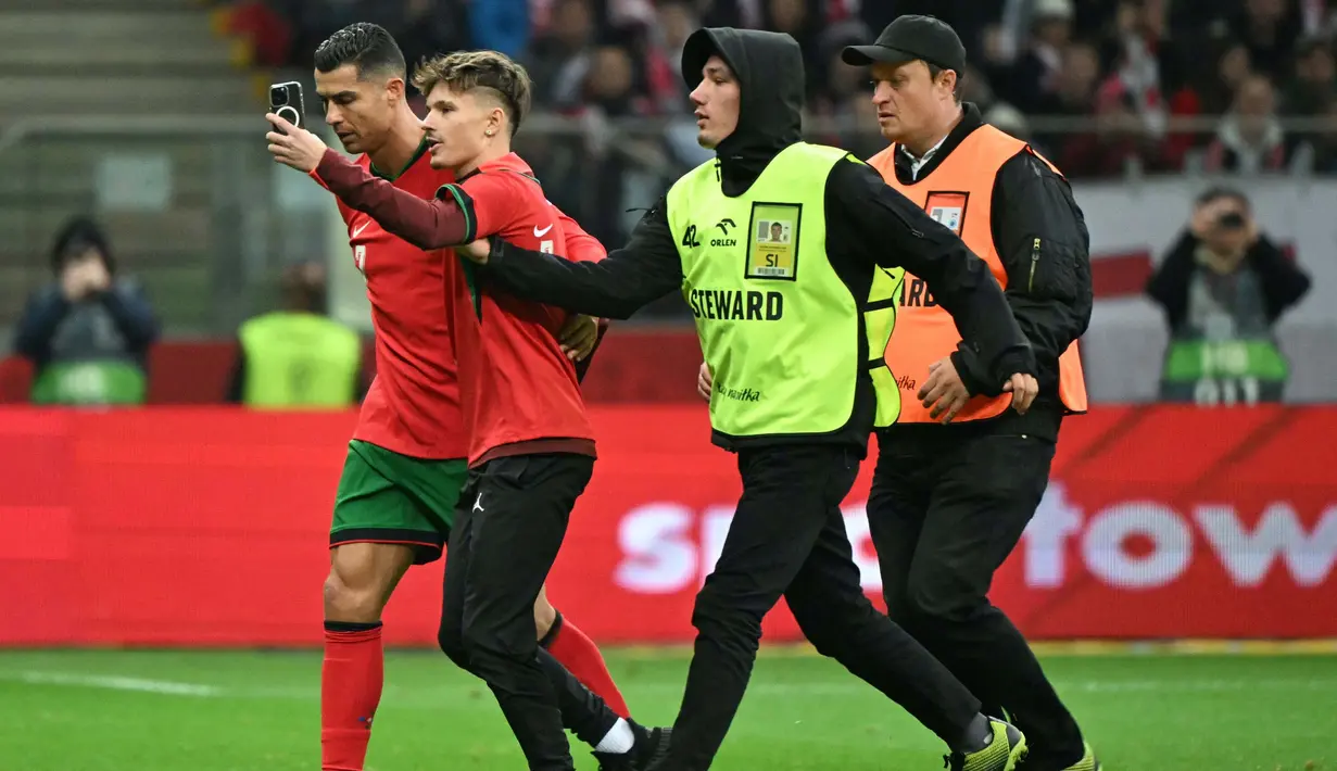 Steward stadion pun berlari mengikuti dan mendekat untuk mengamankan situasi. (Sergei GAPON/AFP)