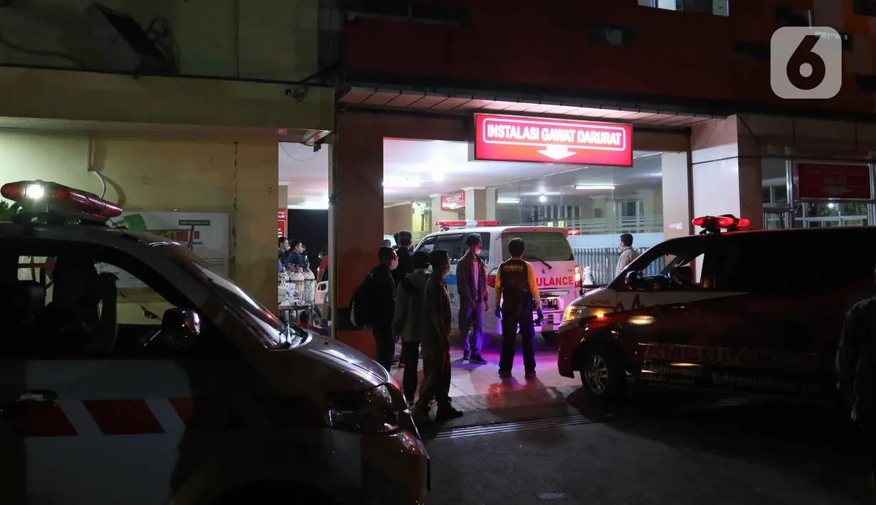 Suasana RSUD Sayang, Kabupaten Cianjur, Jawa Barat, Senin (21/11/2022). Data BNPB mencatat, hingga pukul 19.34 WIB sebanyak 62 warga menjadi korban meninggal dunia dan 25 orang tercatat masih tertimbun reruntuhan akibat gempa dengan kekuatan 5,6 SR di Kabupaten Cianjur. (Liputan6.com/Herman Zakharia)