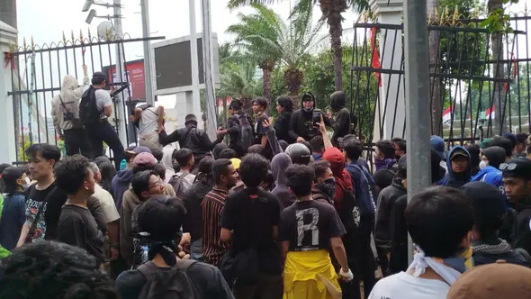 Massa pendemo yang menolak revisi UU Pilkada menjebol pagar DPR, Kamis (22/8/2024). (Liputan6.com/ Ady Anugrahadi)
