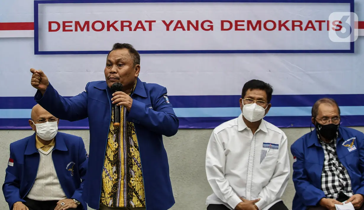 Sekjen Partai Demokrat versi KLB Jhonny Allen memberikan keterangan pers terkait urgensi KLB Sibolangit di Jakarta, Kamis (11/3/2021). Dalam keterangannya Jhonny mengatakan pengurus versi KLB akan melaporkan AHY ke kepolisian atas dugaan pemalsuan mukadimah AD/ART partai. (Liputan6.com/Johan Tallo)