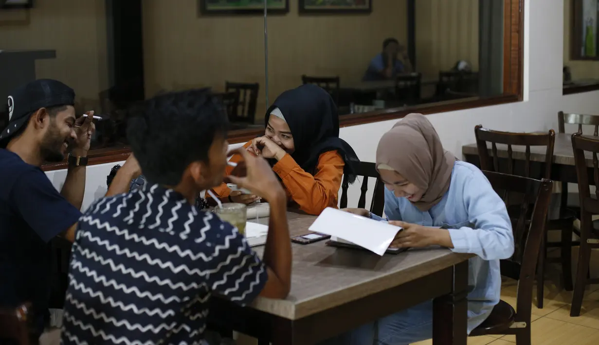Pengunjung duduk di sebuah restoran di Bireuen, Aceh, Rabu (5/9). Larangan duduk bersama nonmuhrim yang dikeluarkan Pemerintah Kabupaten Bireuen  mendadak viral dan heboh di sosial media meski belum ada sanksi bagi pelanggar. (AFP PHOTO/AMANDA JUFRIAN)
