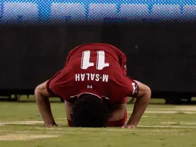 Gelandang Liverpool Mohamed Salah bersujud usai mencetak gol ke gawang Manchester City pada pertandingan International Champions Cup di East Rutherford, N.J. (25/7). Liverpool menang 2-1 atas City. (AP Photo/Julio Cortez)