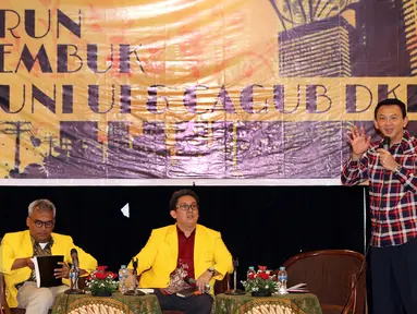 Cagub DKI Jakarta, Basuki Tjahaja Purnama (kanan) saat menghadiri Urun Rembuk Iluni UI di Grand Sahid Jaya, Jakarta, Kamis (12/1). Urun rembuk berlangsung tertutup. (Liputan6.com/Helmi Fithriansyah)