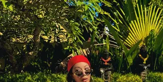 Pada 19 Juli lalu, penyanyi Korea-Amerika ini membagikan momen relaksasinya di sebuah resort tropis yang dikelilingi pepohonan hijau, tampil dengan gaya summer yang bold, effortless, dan tentu saja penuh percaya diri. [@jessicah_o].