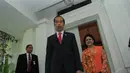 Setelah perkenalkan ketiga anaknya, Jokowi kemudian memperkenalkan sang istri, Iriana yang terlihat anggun dengan kebaya oranye bermotif bunga-bunga, Jakarta, (20/10/14). (Liputan6.com/Herman Zakharia)