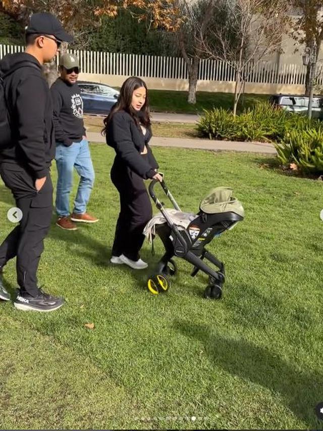 6 Potret Nikita Willy Usai Melahirkan, Perdana Ajak Baby Nael Jalan-Jalan