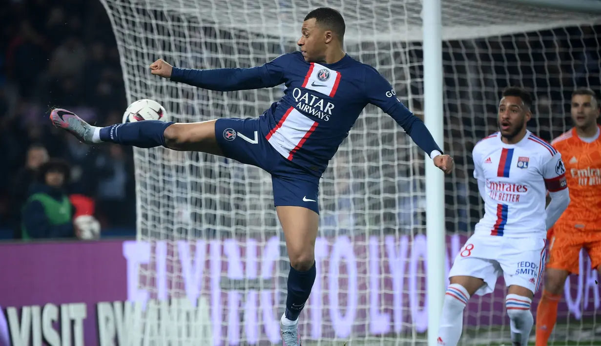 Pemain Paris Saint-Germain, Kylian Mbappe berusaha mengontrol bola pada laga lanjutan Liga Prancis 2022/2023 melawan Olympique Lyon di Parc des Princes Stadium, Paris, Prancis, 2 April 2023. (AFP/Franck Fife)