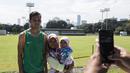Pemain Timnas Indonesia, Rezaldi Hehanussa foto bersama warga usai latihan di Lapangan ABC Senayan, Jakarta, Minggu (18/3/2018). Latihan ini merupakan persiapan jelang laga uji coba melawan Singapura. (Bola.com/Vitalis Yogi Trisna)