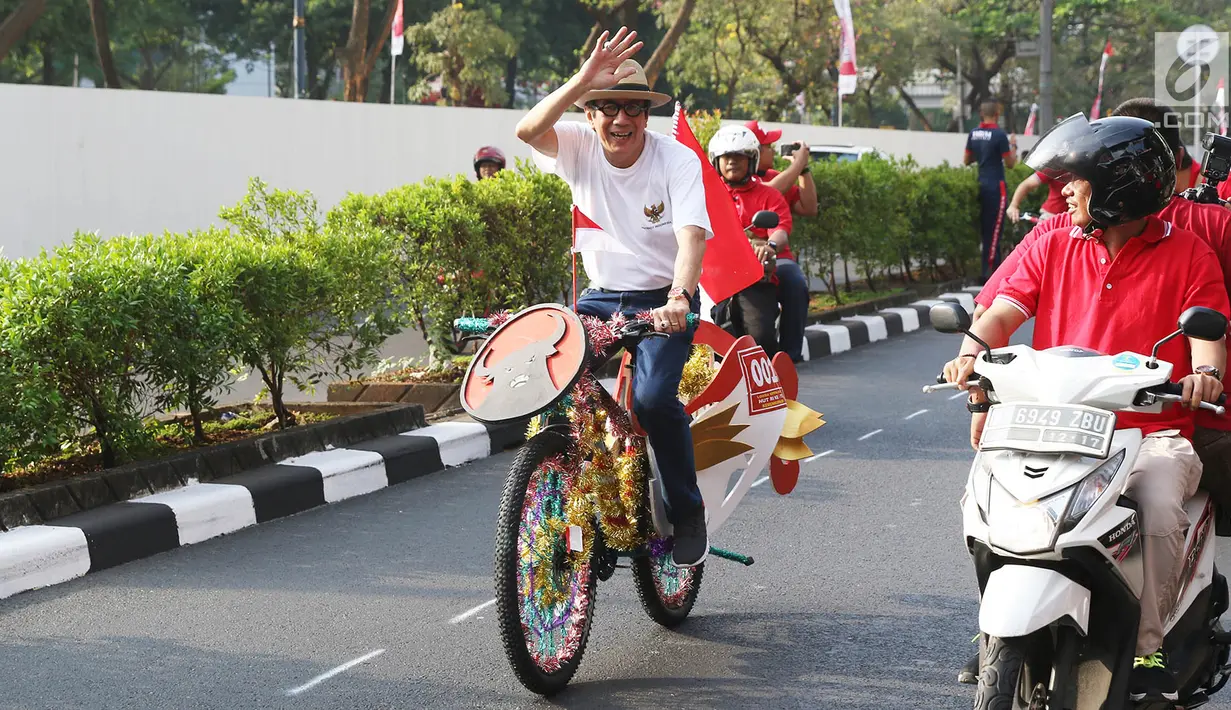 <p>Menteri Hukum dan HAM (Kemenkumham) Yasonna H Laoly bersama peserta lain mengikuti kegiatan lomba sepeda hias di Jakarta, Sabtu (19/8). Lomba tersebut digelar dalam rangka memperingati hari kemerdekaan ke-72 RI. (Liputan6.com/Immanuel Antonius)</p>