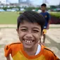 Sejumlah anak bermain bola di Tugu Tani, Jakarta, Jumat (2/10/2015). Pemprov DKI Jakarta akan menambah ruang publik terpadu ramah anak (RPTRA) sebanyak 150 lokasi dengan menggunakan dana dari program CSR.(Liputan6.com/Faizal Fanani)