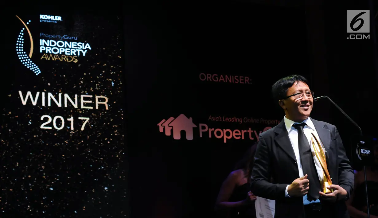 Perwakilan dari pengembang Agung Sedayu Group memberi sambutan usai menerima penghargaan pada malam PropertyGuru Indonesia Property Awards 2017 di Jakarta, Kamis (12/10). (Liputan6.com/Helmi Fithriansyah)