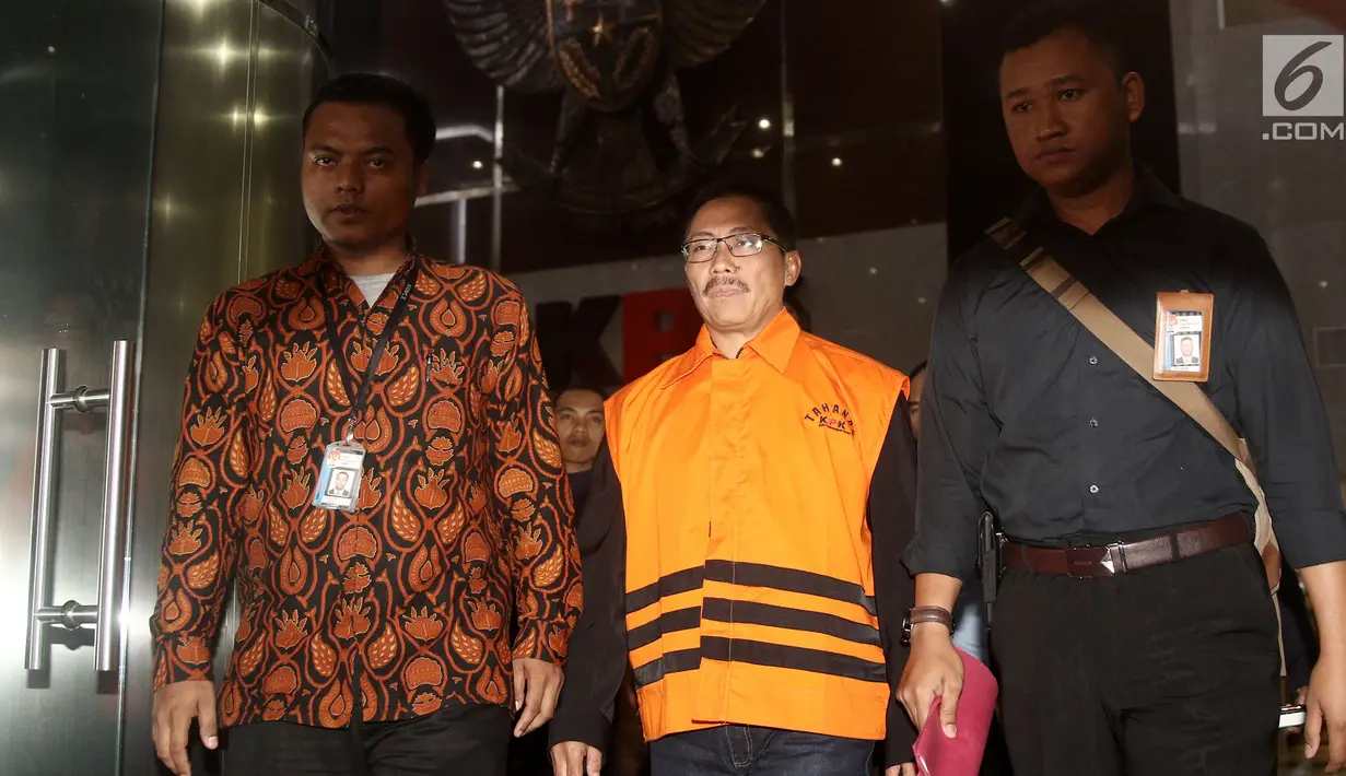 Tersangka Bupati Cirebon, Sunjaya Purwadi Sastra kenakan rompi tahanan usai menjalani pemeriksaan di Gedung KPK, Jakarta, Jumat (26/10). Sunjaya ditahan diduga menerima suap jual beli jabatan total senilai Rp385 juta. (Liputan6.com/Herman Zakharia)